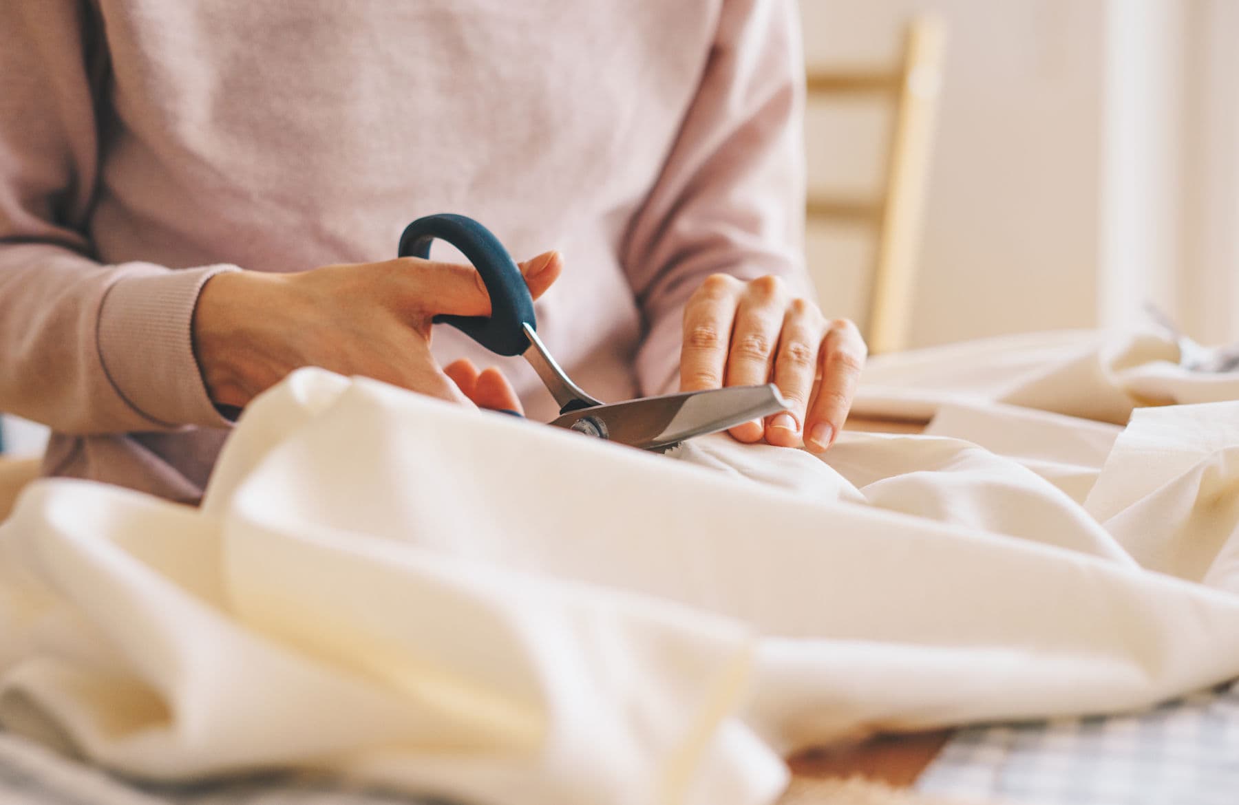 Tailor at work in the Alter Up studio